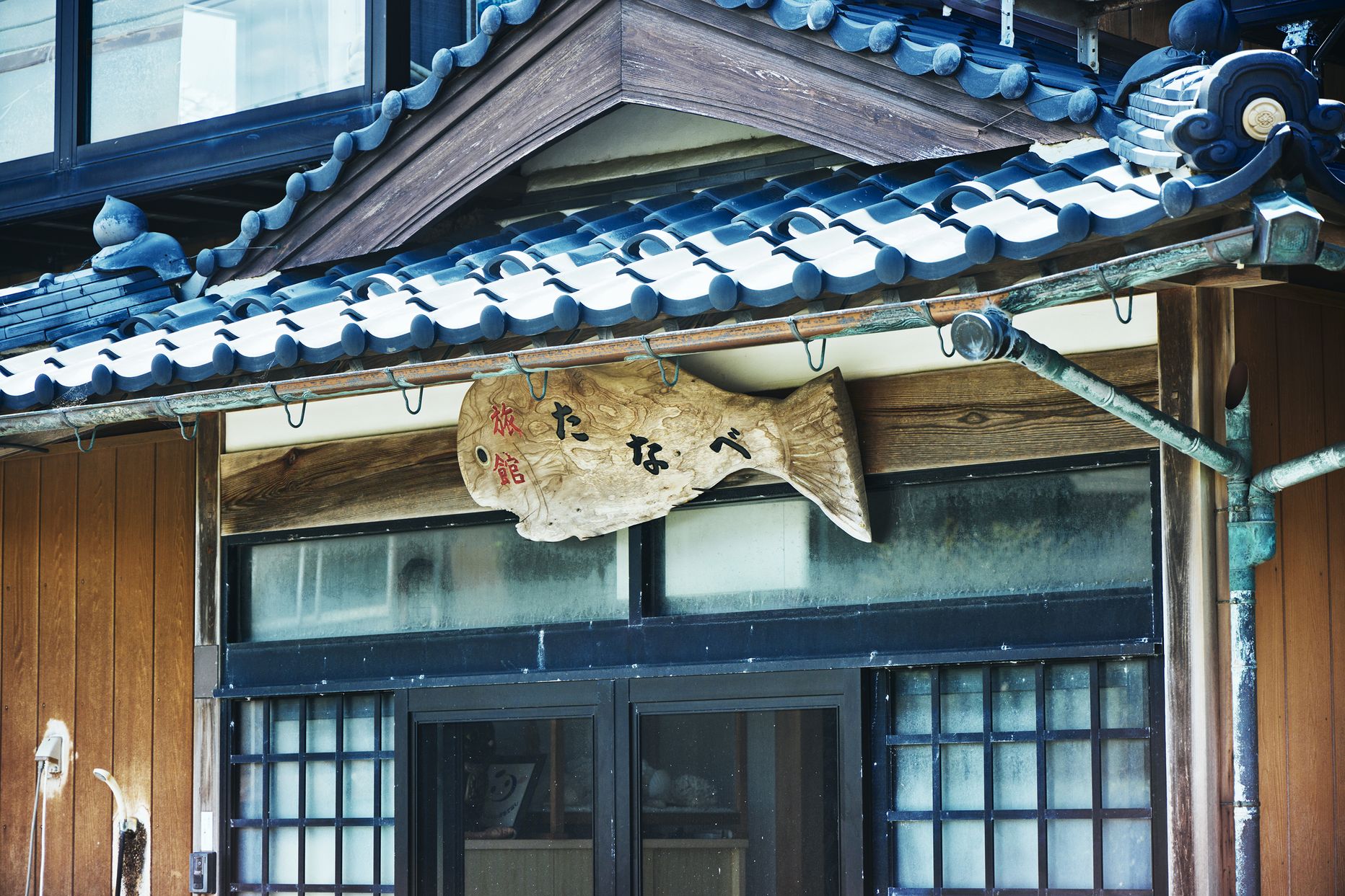 旅館たなべの玄関に掲げられた木彫りの看板